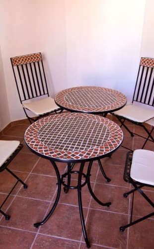 Posezení před apartmány