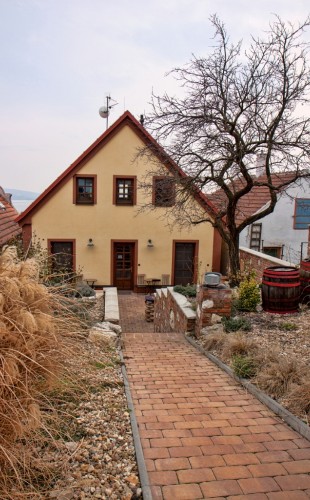 Penzion ADAM - pohled z uzavřeného parkoviště